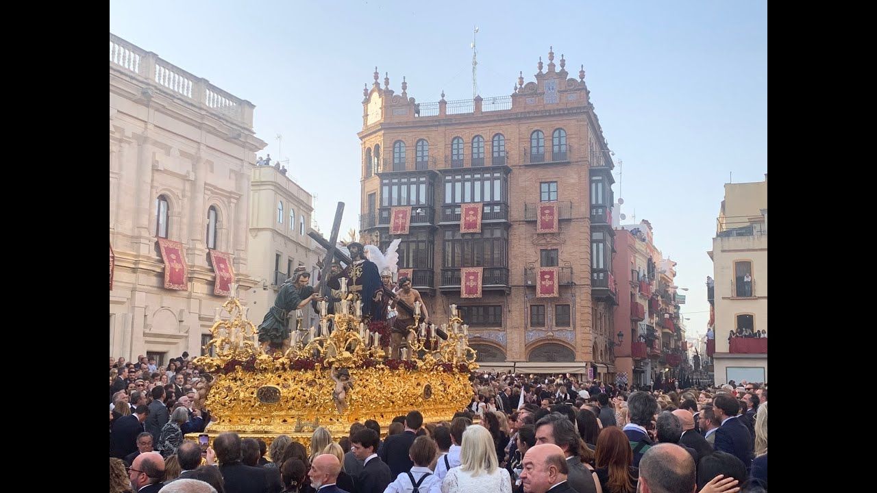 Así fue el Santo Entierro Grande de Sevilla de 2023 en la Plaza de San Francisco