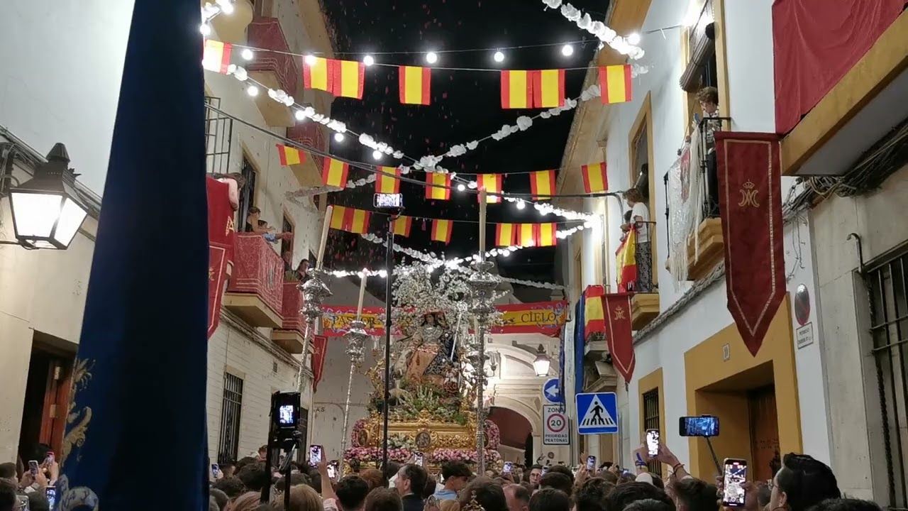 Petalada a la Divina Pastora de Capuchinos. Suena Coronación de la Paz y Esperanza BM La Esperanza