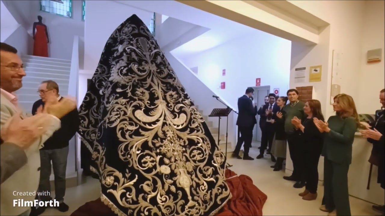 LA LINEA COFRADE. PRESENTACIÓN MANTO RESTAURADO VIRGEN DE LOS DOLORES