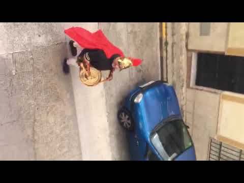 Un sujeto vestido de romano sale a las calles de Montilla pese al confinamiento (II)