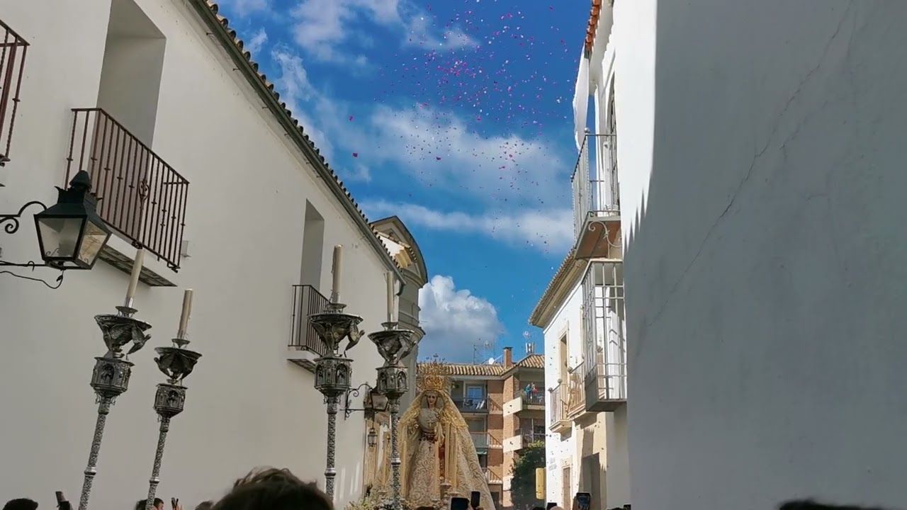 Petalada en honor de la Paz y Esperanza al llegar a Capuchinos