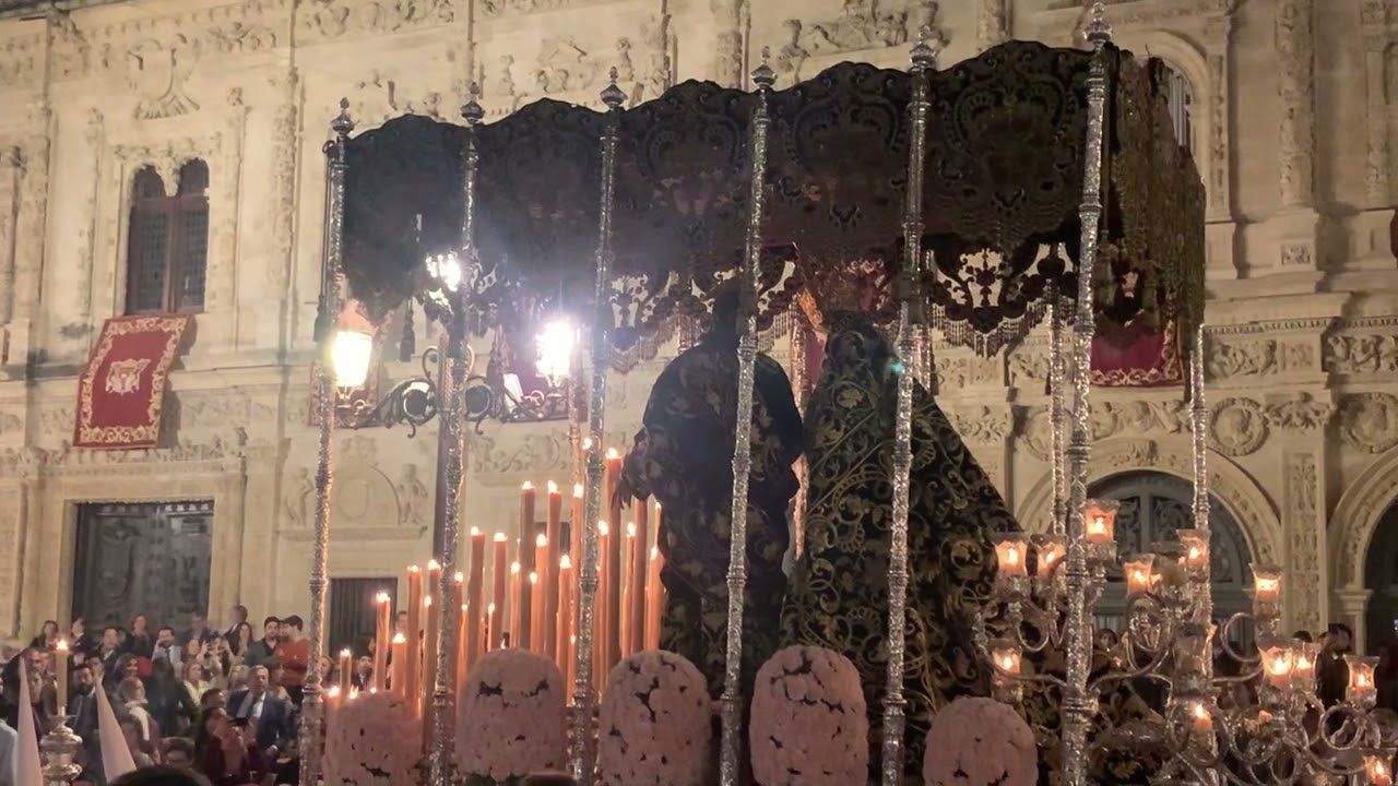 Percance del palio del Dulce Nombre con una cámara en la Plaza San Francisco. Martes Santo 2023