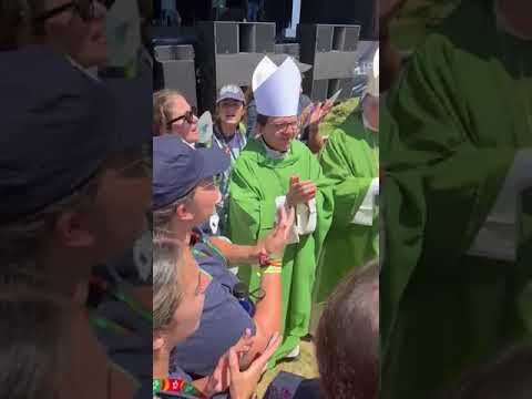 Felicitación al Arzobispo de Sevilla por parte de la juventud rociera. La emoción de Saiz Meneses