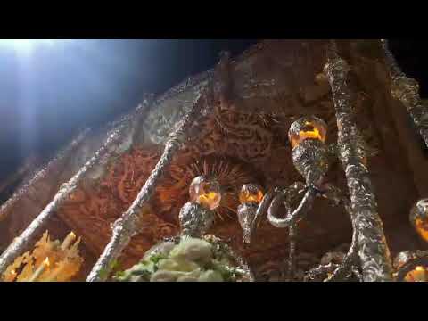 Espectacular petalada a la Paz y Esperanza Coronada en Conde y Luque