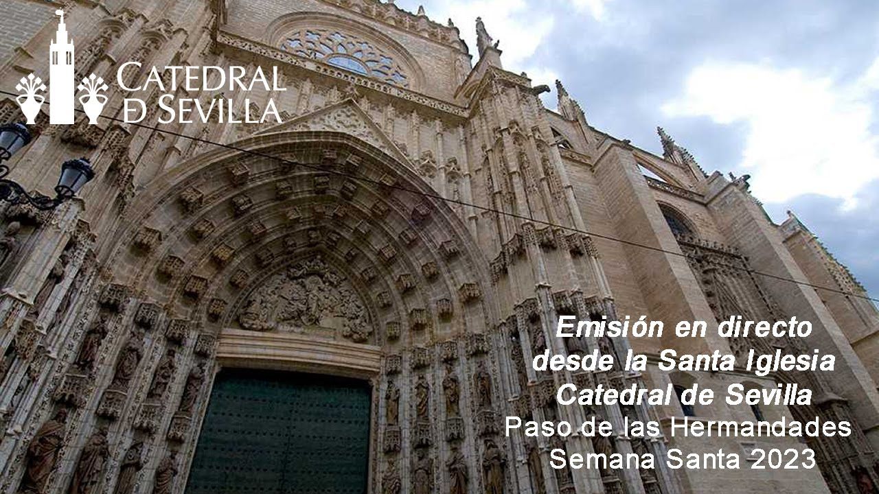 Lunes Santo. Paso de las Cofradías de la  jornada por el interior de la Catedral de Sevilla.