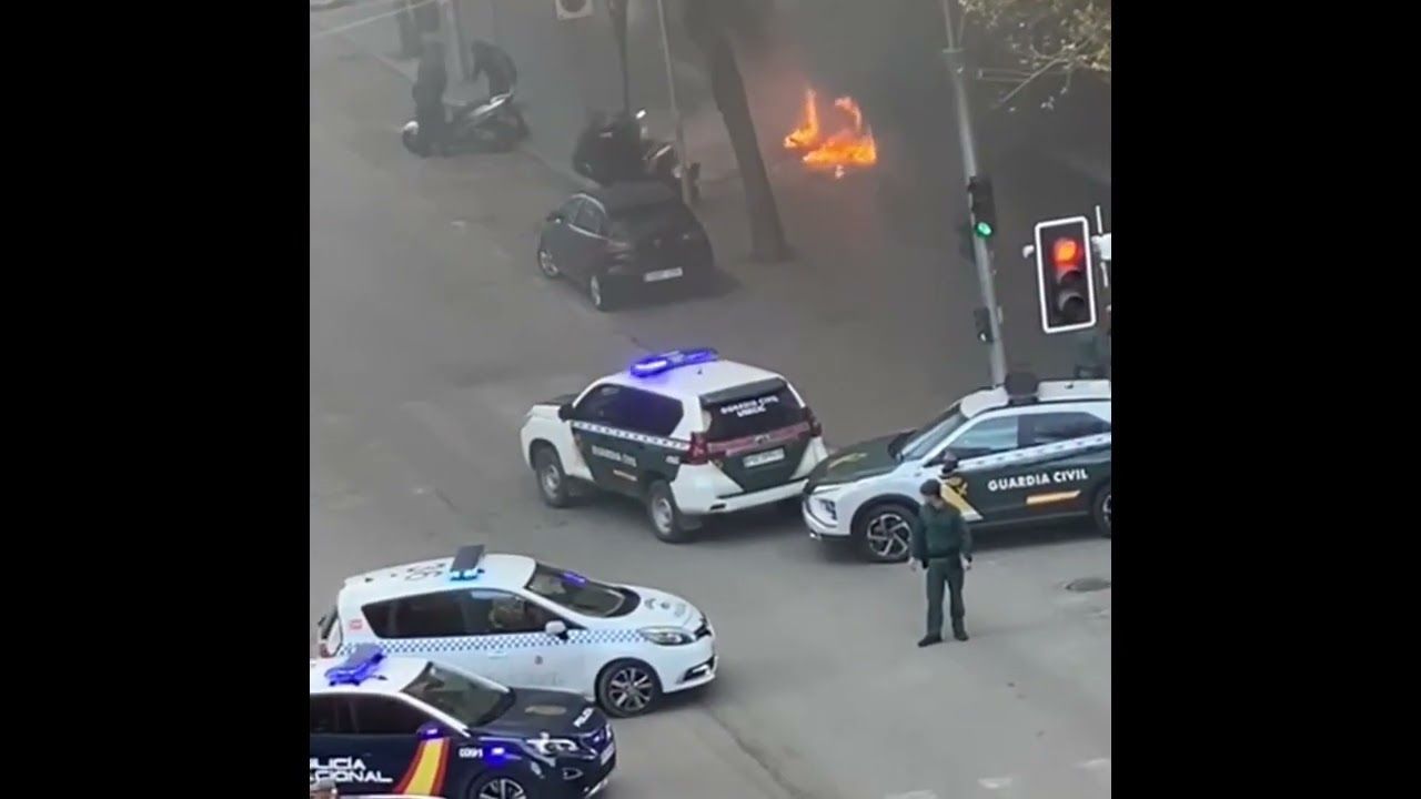 Espectacular incendio en un local en Avenida de Andalucía
