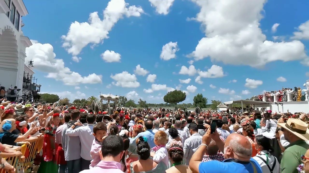 Triana se presenta ante la Virgen del Rocío 2022