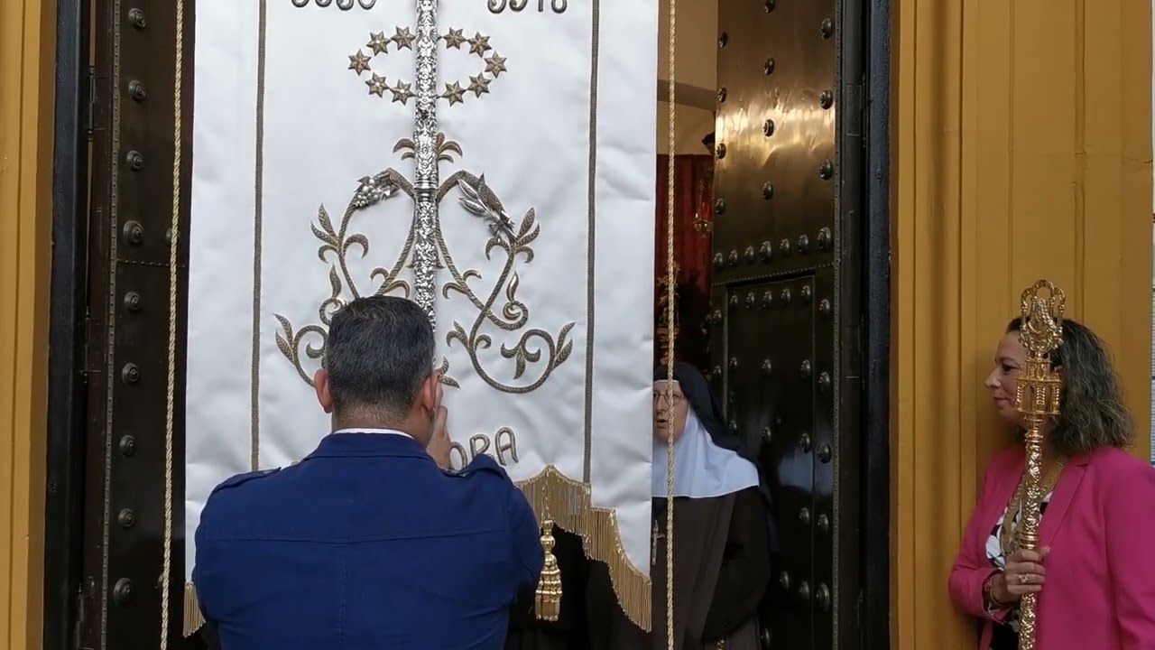 Las Madres Capuchinas cantan la Salve al Simpecado del Rocío de Córdoba