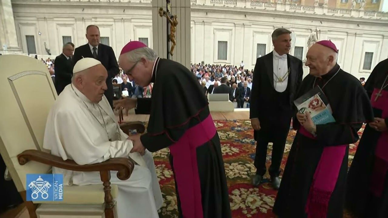 Saludo del arzobispo de Sevilla al papa Francisco. Audiencia General 19-06-2024