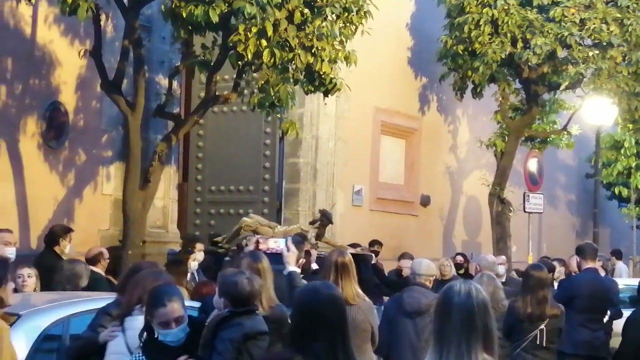 El Cristo de la Redención entra en la Parroquia de San Vicente.