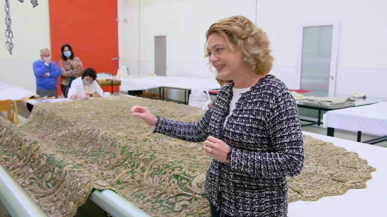 La restauración del manto de la Coronación de la Macarena devuelve la luz a una pieza única