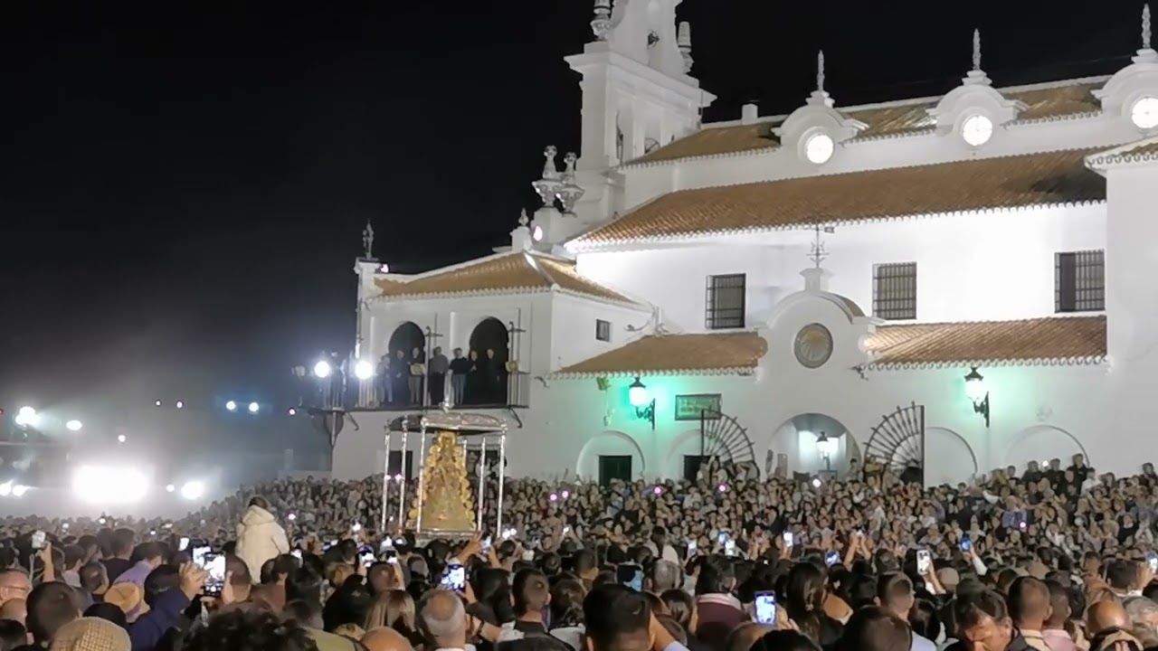 La Virgen del Rocío procesiona junto al Santuario 2022