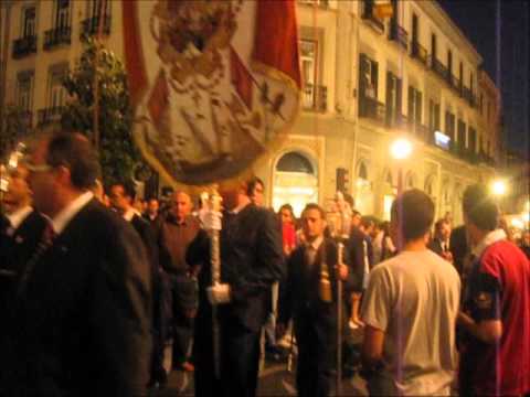 La procesión de la Virgen del Rosario se encuentra con grupos antisistema. Granada