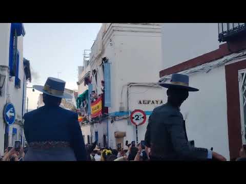 Así ha sido la petalada al Simpecado de la Hermandad del Rocío de Córdoba en Cardenal González 2025