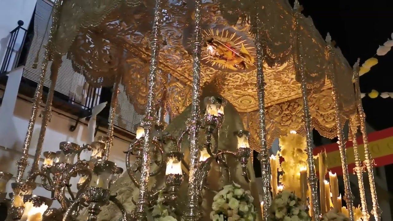 Petalada en la calle San Pablo a la Reina de Capuchinos al compás de Paz y Esperanza