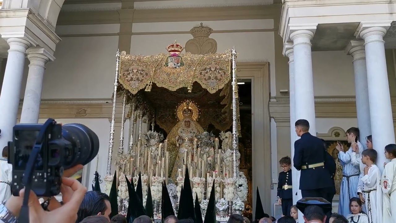 Entrada de la Macarena 2023. "Coronación de la Macarena" y "Esperanza Macarena"