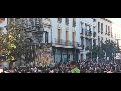 El palio de la Virgen del Rosario de la expiración de Córdoba se engancha la salida de San Pablo