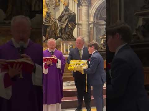 Bendición en el Vaticano de la bandera Pontificia Paz y Esperanza