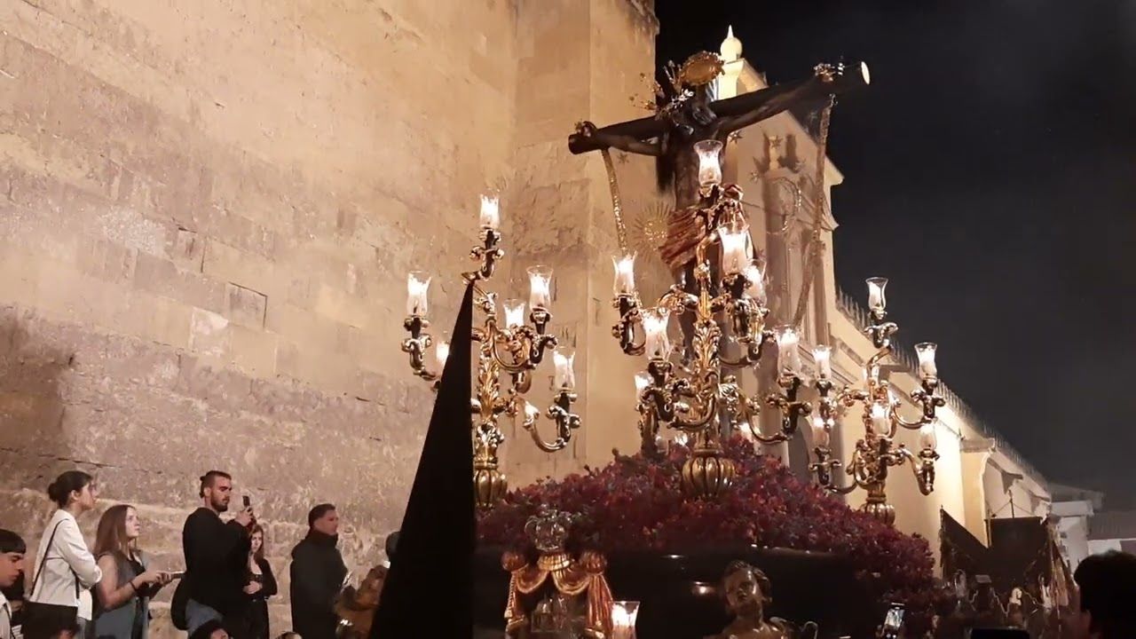 Cristo del Remedio de Ánimas saliendo de la Mezquita-Catedral - Semana Santa Córdoba 2023