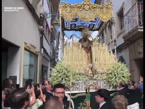 El palio de la Esperanza enganchó con un farol de la calle San Pablo
