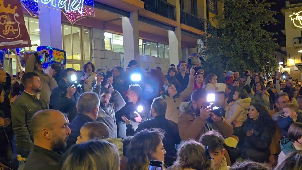 Cristo de Gracia toca Zambombas, palillos y panderos en el Cartero Real 3 enero 2025