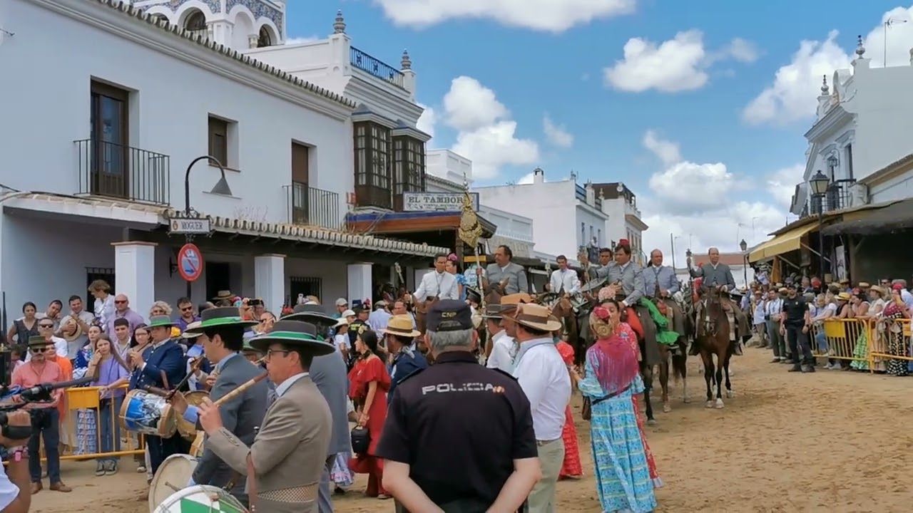 Triana llega a la presentación ante la Virgen del Rocío 2022