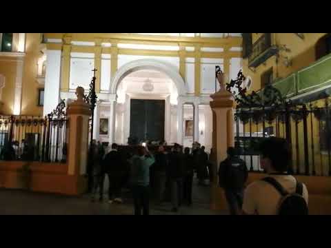 La parihuela de la Esperanza Macarena llega a la basílica. Una nueva Madrugá se acerca.
