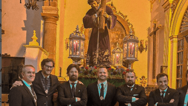 Luis Miguel Carrión, 'Curro', junto al Nazareno de El Carpio
