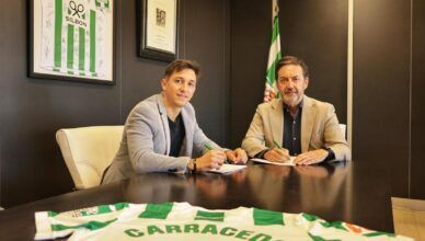 Cristian Carracedo y Antonio Fernández Monterrubio, durante el anuncio de la renovación del jugador. Foto: CCF
