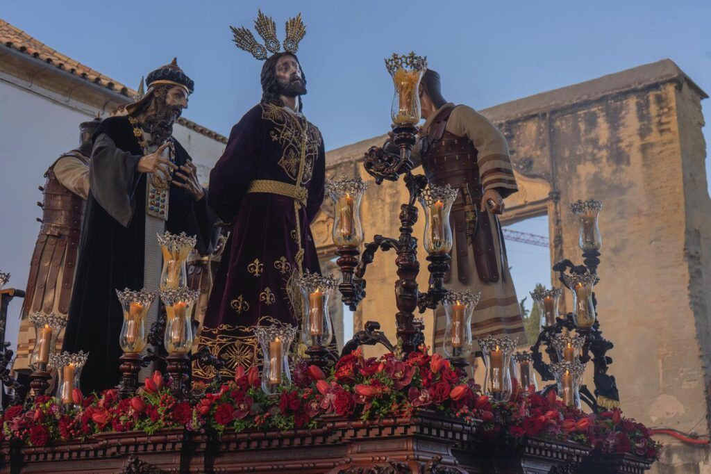 Paso de misterio de la Hermandad del Perdón donde se aprecia la figura de Caifás revestido de los elementos que lo definían como Sumo Sacerdote. Foto- PacoRomán