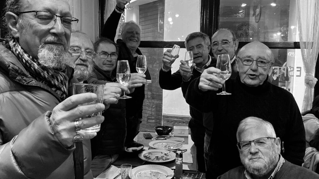 Rafael Zafra en un encuentro con miembros del grupo joven, de la hermandad de la Expiración de los años 70 y que fueron componentes de la primera cuadrilla de hermanos, costaleros la semana Santa de Córdoba