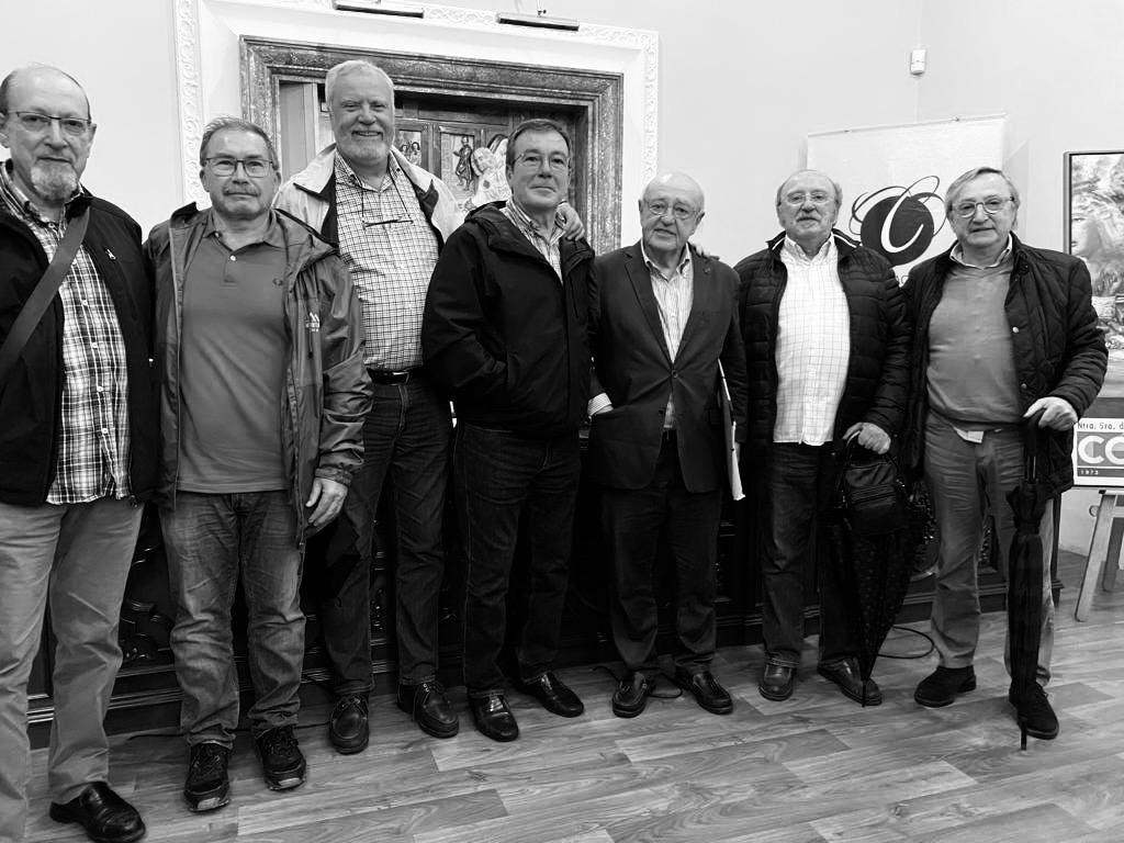 Rafael Zafra en un encuentro con miembros del grupo joven, de la hermandad de la Expiración de los años 70 y que fueron componentes de la primera cuadrilla de hermanos, costaleros la semana Santa de Córdoba