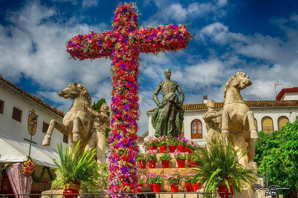 La popular Cruz de Mayo instalada por la hermandad del Resucitado
en la plaza del Conde de Priego. Foto: PacoRomán