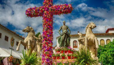 La popular Cruz de Mayo instalada por la hermandad del Resucitado en la plaza del Conde de Priego. Foto: PacoRomán