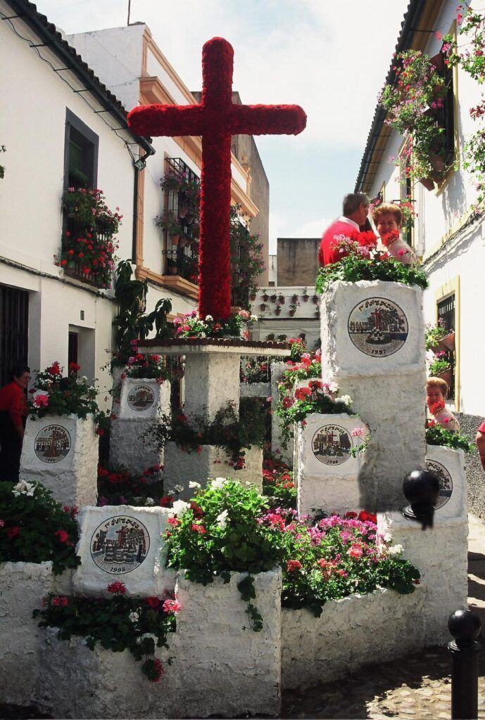 La Cruz de Mayo del Pozanco, una de las más laureadas de la historia
del concurso de Cruces de Mayo, como reflejan los platos incrustados
en los pedestales y que, por desgracia, ya no concursa en la actualidad.
Foto: PacoRomán