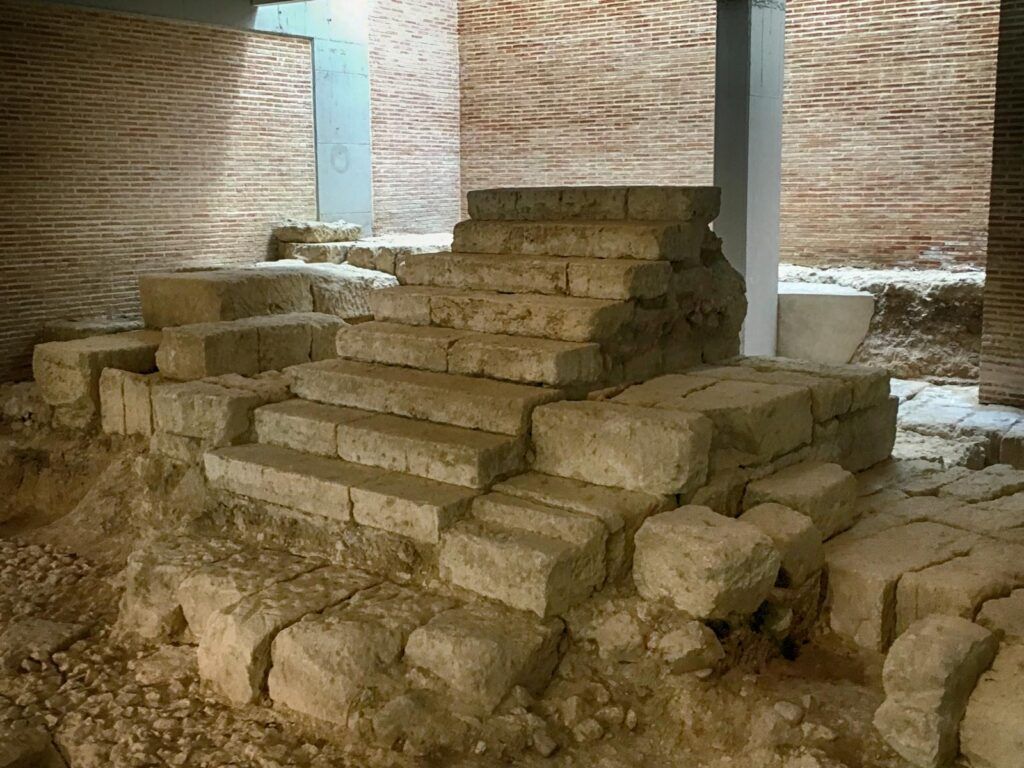Restos del grader&iacute;o del teatro romano de C&oacute;rdoba, integrados dentro del Museo Arqueol&oacute;gico. Foto: PacoRom&aacute;n