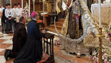 El obispo de Córdoba, Jesús Fernández, ante la Virgen del Carmen de San Cayetano